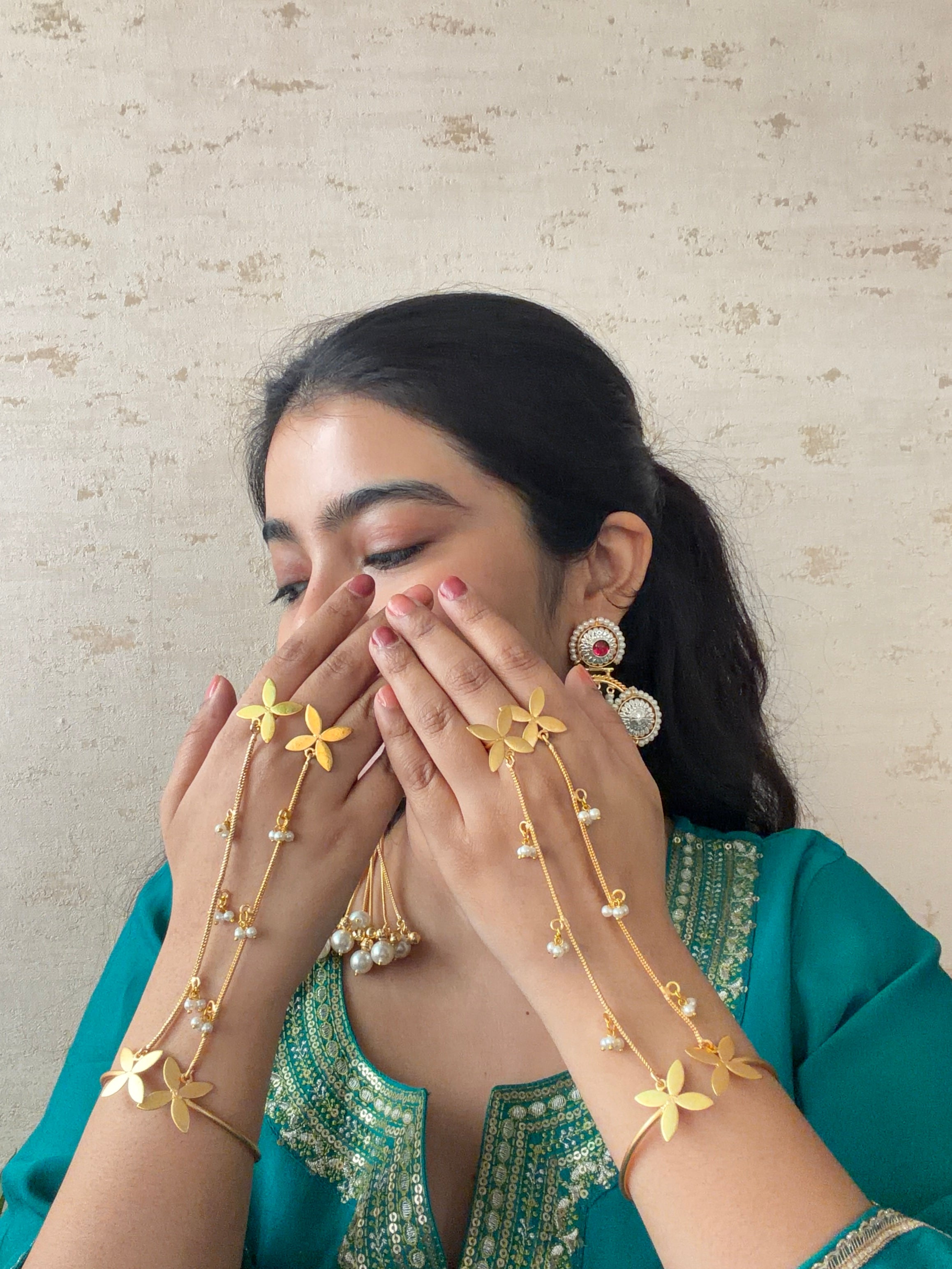 CHARVI Hathphool